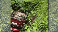 Sebuah mobil yang membawa rombongan tamu pernikahan terjun ke jurang sedalam sekitar 10 meter setelah gagal menanjak di jalan rusak dan licin usai diguyur hujan.