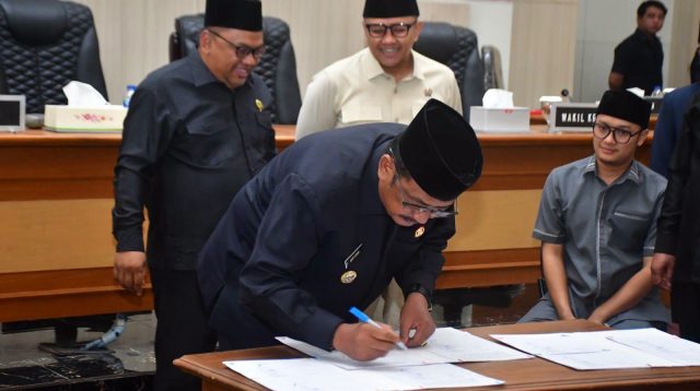 Pemerintah Kabupaten Sukabumi bersama DPRD Kabupaten Sukabumi resmi menyepakati dua Rancangan Peraturan Daerah (Raperda) strategis dalam Rapat Paripurna DPRD yang digelar di ruang sidang DPRD Kabupaten Sukabumi, Senin (8/6/2026).