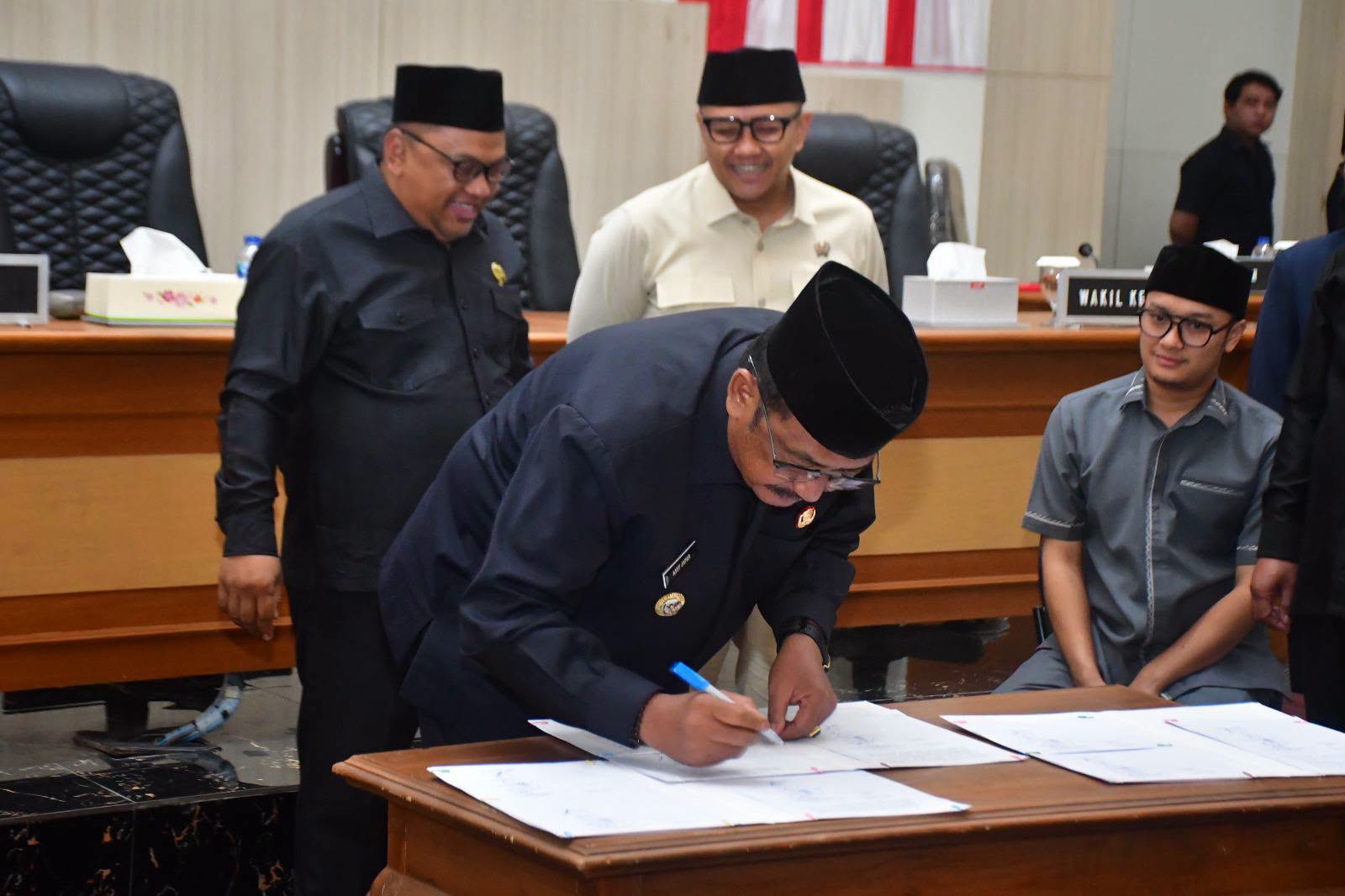 Pemerintah Kabupaten Sukabumi bersama DPRD Kabupaten Sukabumi resmi menyepakati dua Rancangan Peraturan Daerah (Raperda) strategis dalam Rapat Paripurna DPRD yang digelar di ruang sidang DPRD Kabupaten Sukabumi, Senin (8/6/2026).