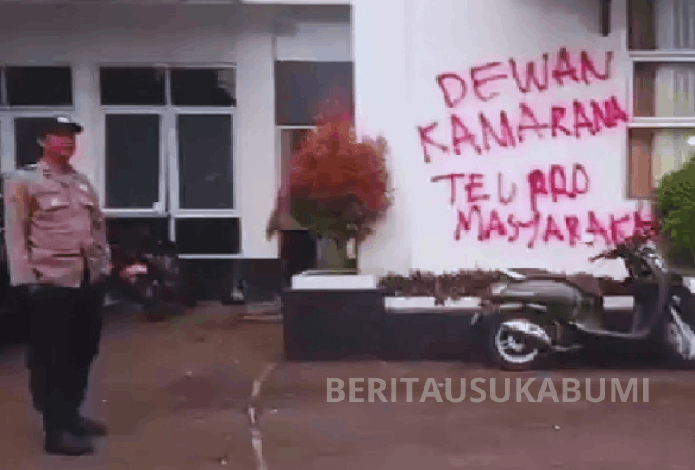 Peserta Aksi 2.6.26 Sukabumi Melawan mencoret dinding Gedung DPRD Kota Sukabumi sebagai bentuk kekecewaan. Massa mendesak DPRD membentuk hak angket terhadap Wali Kota Ayep Zaki.