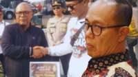 Massa AKBAR 2626 menyerahkan piagam satir bertuliskan "Penguasa yang Sombong" kepada Wali Kota Sukabumi sebagai kritik atas minimnya komunikasi dengan masyarakat.