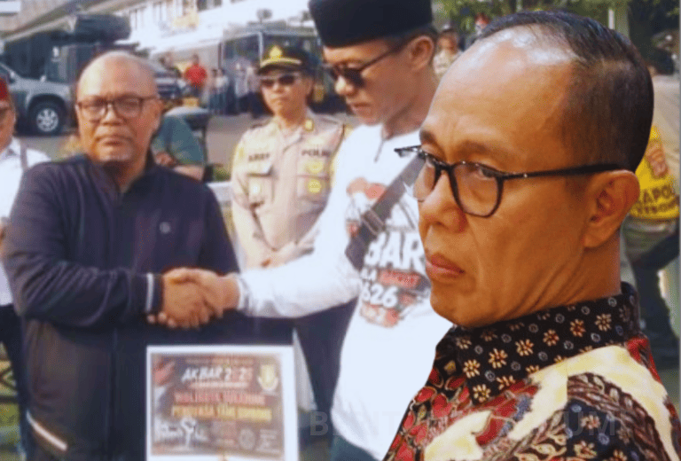 Massa AKBAR 2626 menyerahkan piagam satir bertuliskan "Penguasa yang Sombong" kepada Wali Kota Sukabumi sebagai kritik atas minimnya komunikasi dengan masyarakat.