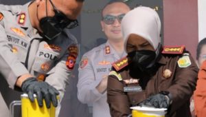 Kejaksaan Negeri (Kejari) Kota Sukabumi memusnahkan barang bukti dari 85 perkara tindak pidana yang telah berkekuatan hukum tetap (inkrah) selama periode Januari hingga Juni 2026.