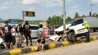 Kecelakaan beruntun terjadi di Exit Tol Parungkuda Sukabumi. Toyota Rush diduga hilang kendali hingga menabrak sejumlah kendaraan dan seorang pedagang tahu yang mengalami luka berat.