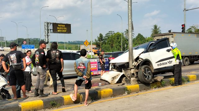 Kecelakaan beruntun terjadi di Exit Tol Parungkuda Sukabumi. Toyota Rush diduga hilang kendali hingga menabrak sejumlah kendaraan dan seorang pedagang tahu yang mengalami luka berat.