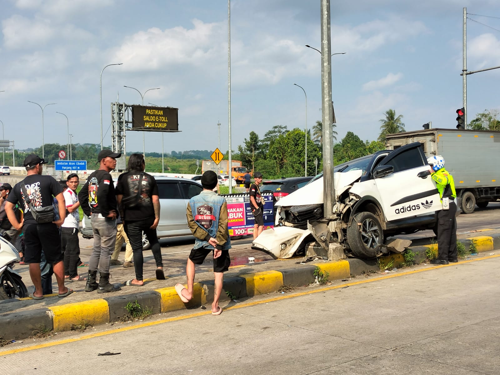 Kecelakaan beruntun terjadi di Exit Tol Parungkuda Sukabumi. Toyota Rush diduga hilang kendali hingga menabrak sejumlah kendaraan dan seorang pedagang tahu yang mengalami luka berat.