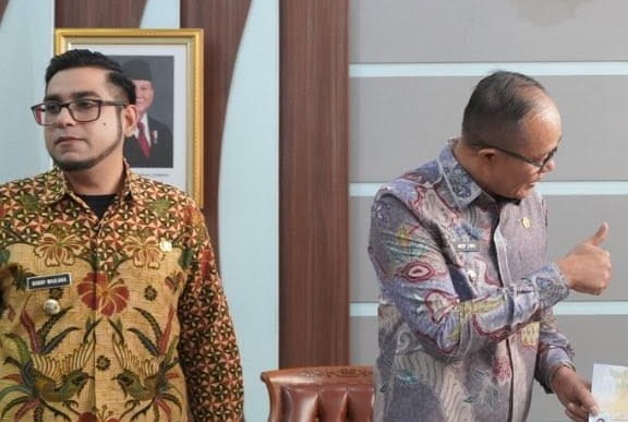 Hubungan Wali Kota Sukabumi Ayep Zaki dan Wakil Wali Kota Bobby Maulana dikabarkan merenggang di tengah meningkatnya kritik publik terhadap kinerja pemerintah daerah. Pengamat politik menyoroti dinamika yang berkembang di internal Pemkot Sukabumi.