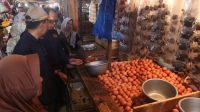 Harga bahan pokok di Kabupaten Sukabumi pada 8 Juli 2026 terpantau stabil selama libur Program MBG. Cabai rawit merah masih tertinggi mencapai Rp53.750 per kilogram, sementara daging ayam dan telur turun harga.