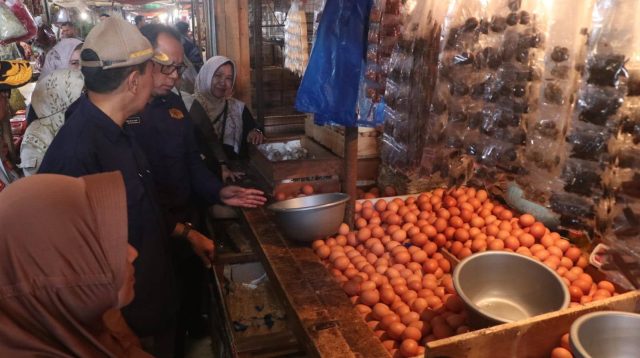 Harga bahan pokok di Kabupaten Sukabumi pada 8 Juli 2026 terpantau stabil selama libur Program MBG. Cabai rawit merah masih tertinggi mencapai Rp53.750 per kilogram, sementara daging ayam dan telur turun harga.