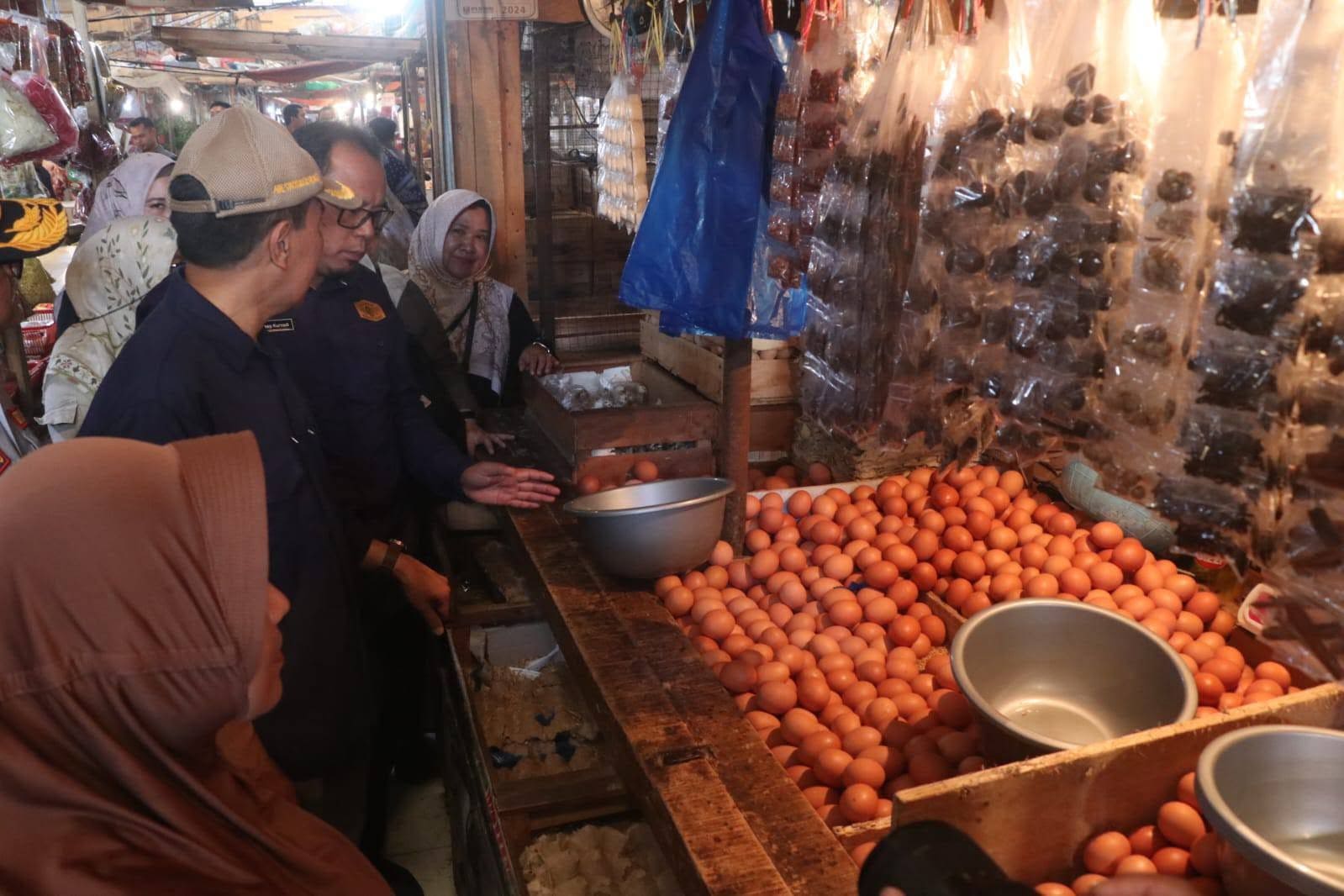 Harga bahan pokok di Kabupaten Sukabumi pada 8 Juli 2026 terpantau stabil selama libur Program MBG. Cabai rawit merah masih tertinggi mencapai Rp53.750 per kilogram, sementara daging ayam dan telur turun harga.