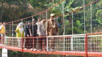 Jembatan Gantung Prima Jantake di Desa Sasagaran, Kecamatan Kebonpedes, Kabupaten Sukabumi resmi dioperasikan. Infrastruktur hasil kolaborasi Polres Sukabumi Kota dan Pemkab Sukabumi ini mempermudah akses petani sekaligus mendorong pertumbuhan ekonomi masyarakat