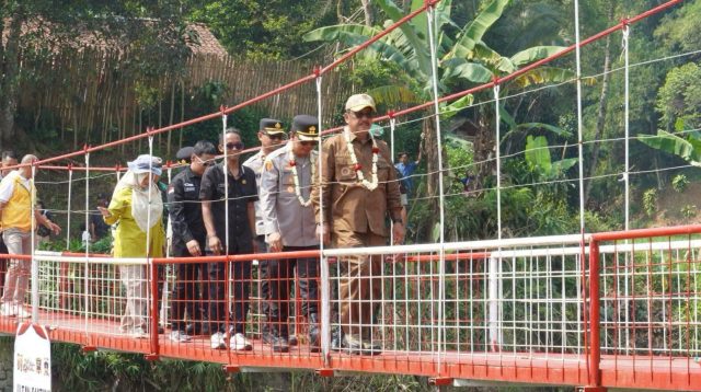 Jembatan Gantung Prima Jantake di Desa Sasagaran, Kecamatan Kebonpedes, Kabupaten Sukabumi resmi dioperasikan. Infrastruktur hasil kolaborasi Polres Sukabumi Kota dan Pemkab Sukabumi ini mempermudah akses petani sekaligus mendorong pertumbuhan ekonomi masyarakat
