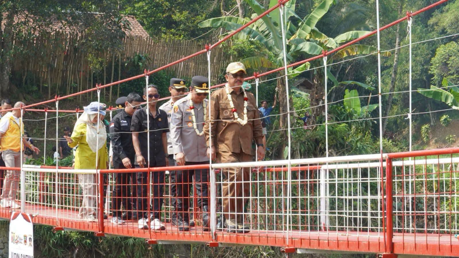 Jembatan Gantung Prima Jantake di Desa Sasagaran, Kecamatan Kebonpedes, Kabupaten Sukabumi resmi dioperasikan. Infrastruktur hasil kolaborasi Polres Sukabumi Kota dan Pemkab Sukabumi ini mempermudah akses petani sekaligus mendorong pertumbuhan ekonomi masyarakat