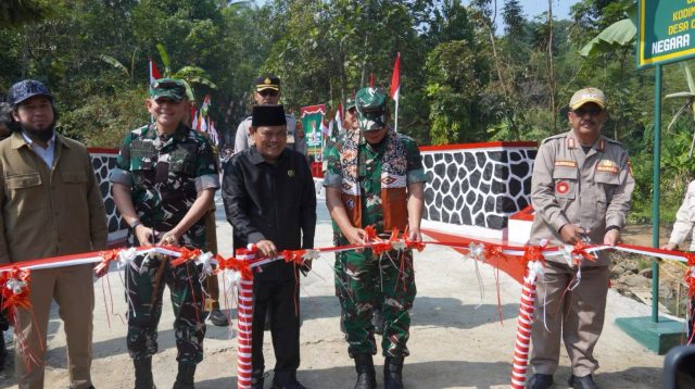 Wakil Ketua DPRD Kabupaten Sukabumi H. Usep mengapresiasi pembangunan Jembatan Garuda Suci di Cikembar yang dinilai mampu mempercepat akses ekonomi, pendidikan, dan pelayanan masyarakat.
