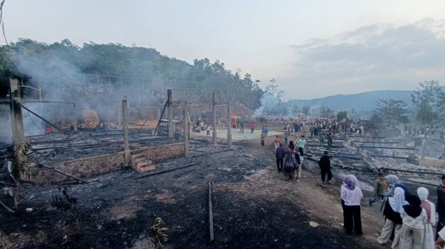Kebakaran melanda Kampung Adat Cipta Mulya, Desa Sirnaresmi, Kecamatan Cisolok, Kabupaten Sukabumi. Sebanyak 70 rumah terbakar dan 420 warga terdampak. Camat Cisolok Okih Fajri Assidiq menyebut asesmen masih berlangsung.