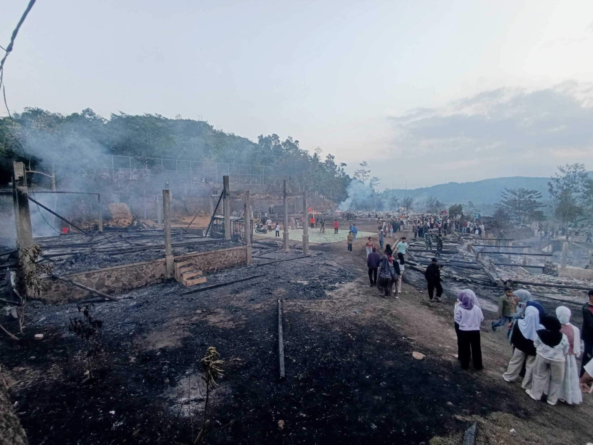 Kebakaran melanda Kampung Adat Cipta Mulya, Desa Sirnaresmi, Kecamatan Cisolok, Kabupaten Sukabumi. Sebanyak 70 rumah terbakar dan 420 warga terdampak. Camat Cisolok Okih Fajri Assidiq menyebut asesmen masih berlangsung.