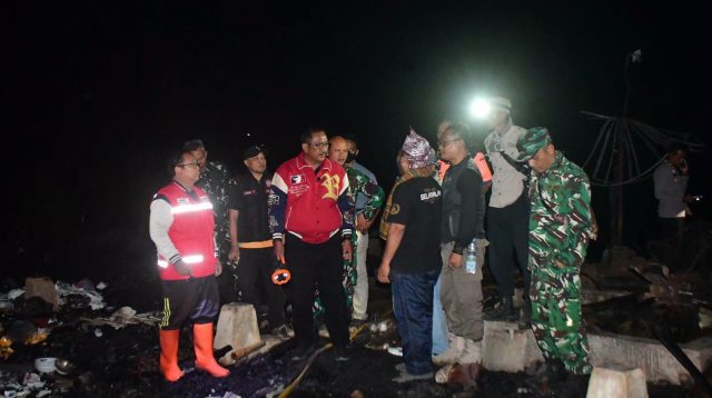 Kebakaran hebat melanda Kampung Adat Ciptamulya, Cisolok, Kabupaten Sukabumi. Sebanyak 70 KK atau lebih dari 420 jiwa terdampak, dengan kerugian sementara ditaksir mencapai Rp2,5 miliar.