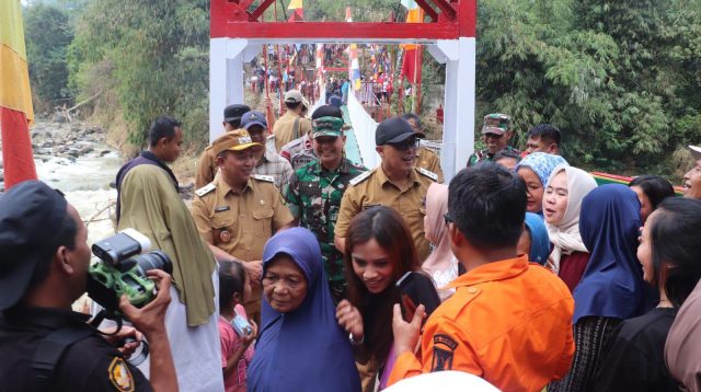 Bupati Sukabumi H. Andreas bersama Dandim 0607/Kota Sukabumi Letkol Inf. Beny Syafri, S.H., M.Han., meresmikan Jembatan Garuda di Kampung Cipanas, Kelurahan Cibadak, Kecamatan Cibadak, Senin (27/7/2026).