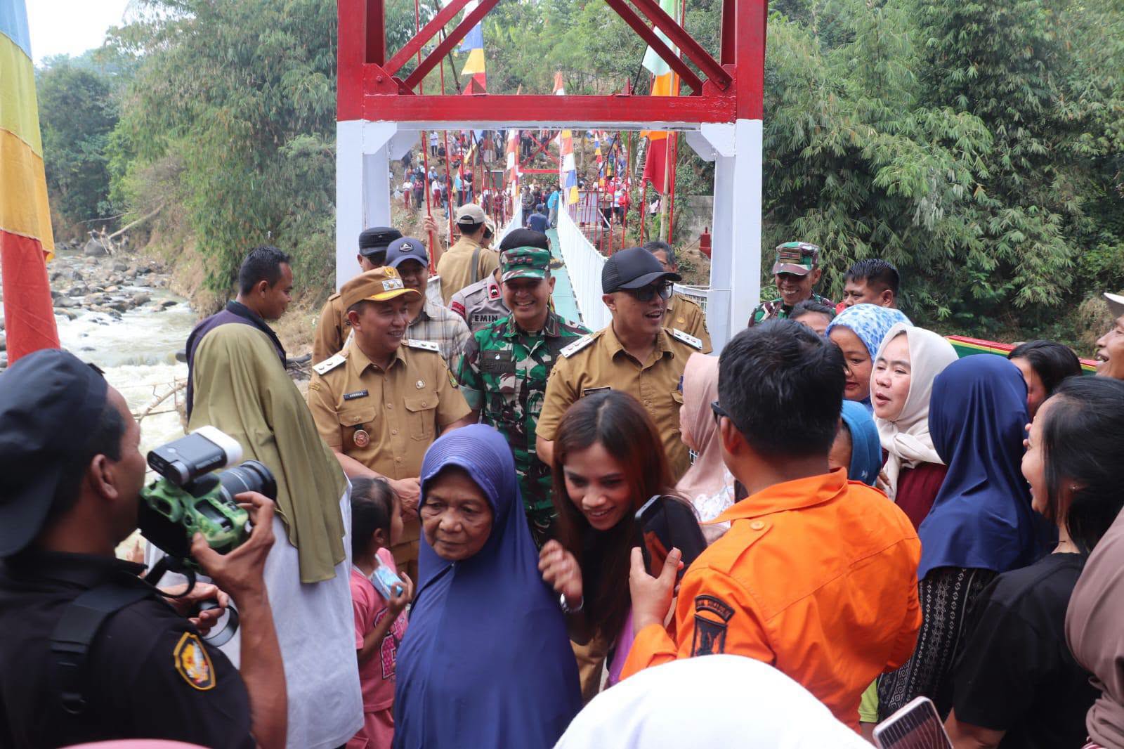 Bupati Sukabumi H. Andreas bersama Dandim 0607/Kota Sukabumi Letkol Inf. Beny Syafri, S.H., M.Han., meresmikan Jembatan Garuda di Kampung Cipanas, Kelurahan Cibadak, Kecamatan Cibadak, Senin (27/7/2026).