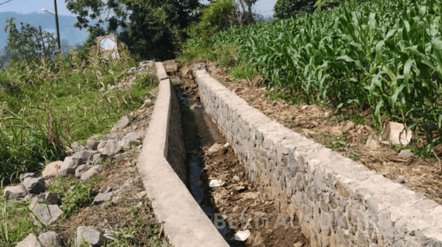 Pelaksana proyek rehabilitasi Daerah Irigasi Cimuncang di Desa Kebonpedes, Sukabumi, membantah tudingan pekerjaan asal jadi. Kontraktor menegaskan progres pembangunan baru mencapai 20 persen.