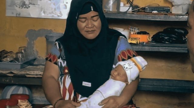 Bayi laki-laki asal Dusun Prigi, Desa Jolontoro, Kecamatan Sapuran, Kabupaten Wonosobo, Jawa Tengah, diberi nama Muhammad MBG Subianto sebagai bentuk rasa syukur keluarga atas manfaat Program Makan Bergizi Gratis (MBG) yang membuka peluang kerja bagi sang ibu. Nama unik tersebut kini viral dan menjadi perbincangan di media sosial. (ist)
