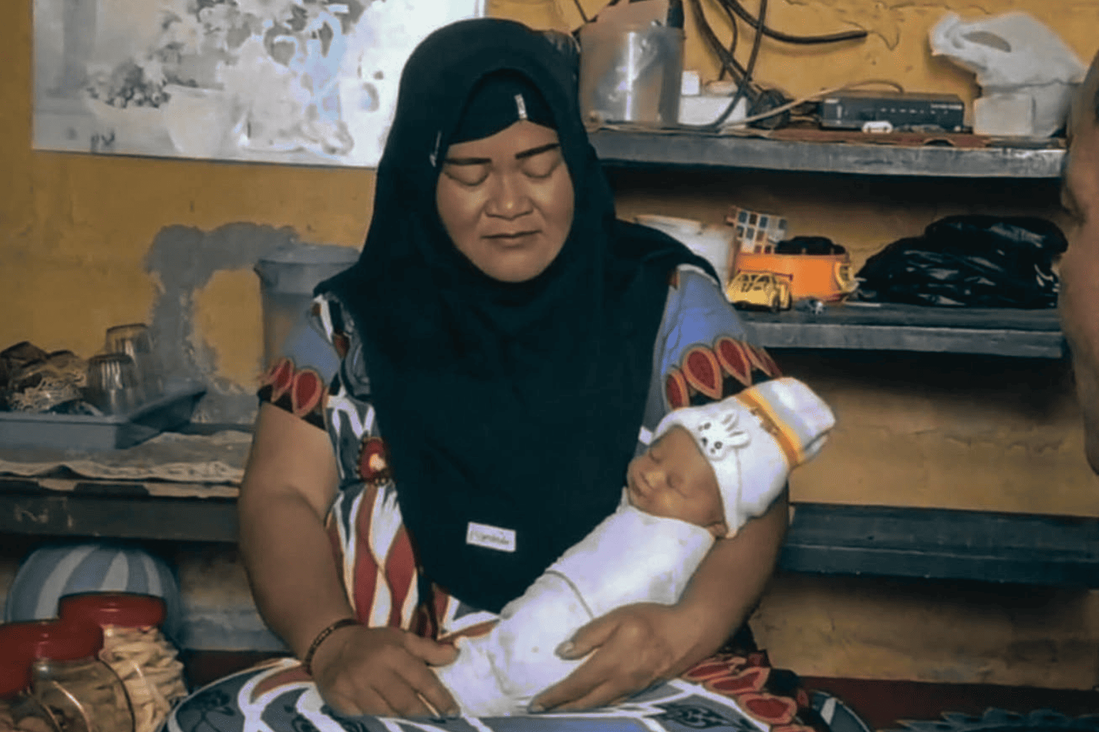 Bayi laki-laki asal Dusun Prigi, Desa Jolontoro, Kecamatan Sapuran, Kabupaten Wonosobo, Jawa Tengah, diberi nama Muhammad MBG Subianto sebagai bentuk rasa syukur keluarga atas manfaat Program Makan Bergizi Gratis (MBG) yang membuka peluang kerja bagi sang ibu. Nama unik tersebut kini viral dan menjadi perbincangan di media sosial. (ist)