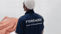 Keluarga Ende Nur Jaya mendesak polisi segera menangkap pelaku dugaan pembunuhan di Warudoyong, Kota Sukabumi. Hasil autopsi mengungkap korban meninggal akibat benturan benda tumpul yang menyebabkan kerusakan otak dan pendarahan hebat.