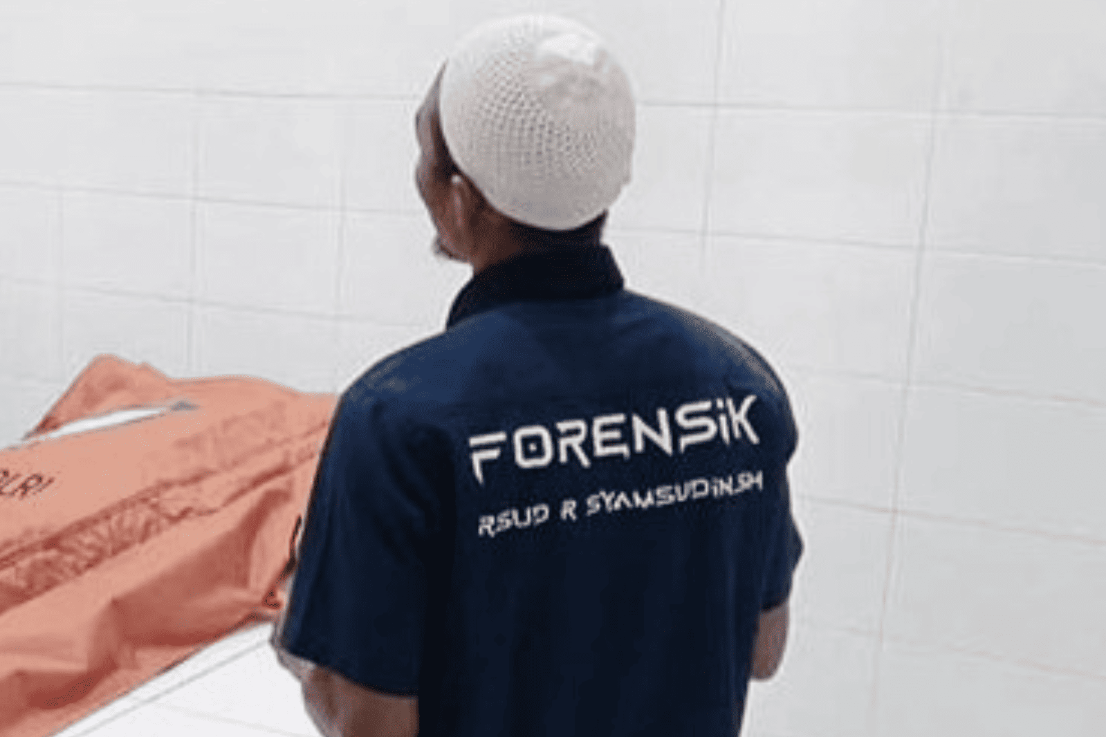 Keluarga Ende Nur Jaya mendesak polisi segera menangkap pelaku dugaan pembunuhan di Warudoyong, Kota Sukabumi. Hasil autopsi mengungkap korban meninggal akibat benturan benda tumpul yang menyebabkan kerusakan otak dan pendarahan hebat.