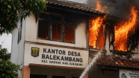 Kantor Desa Balekambang, Kecamatan Nagrak, Kabupaten Sukabumi nyaris ludes terbakar pada Kamis sore. Kebakaran diduga dipicu korsleting listrik dari teko pemanas air.