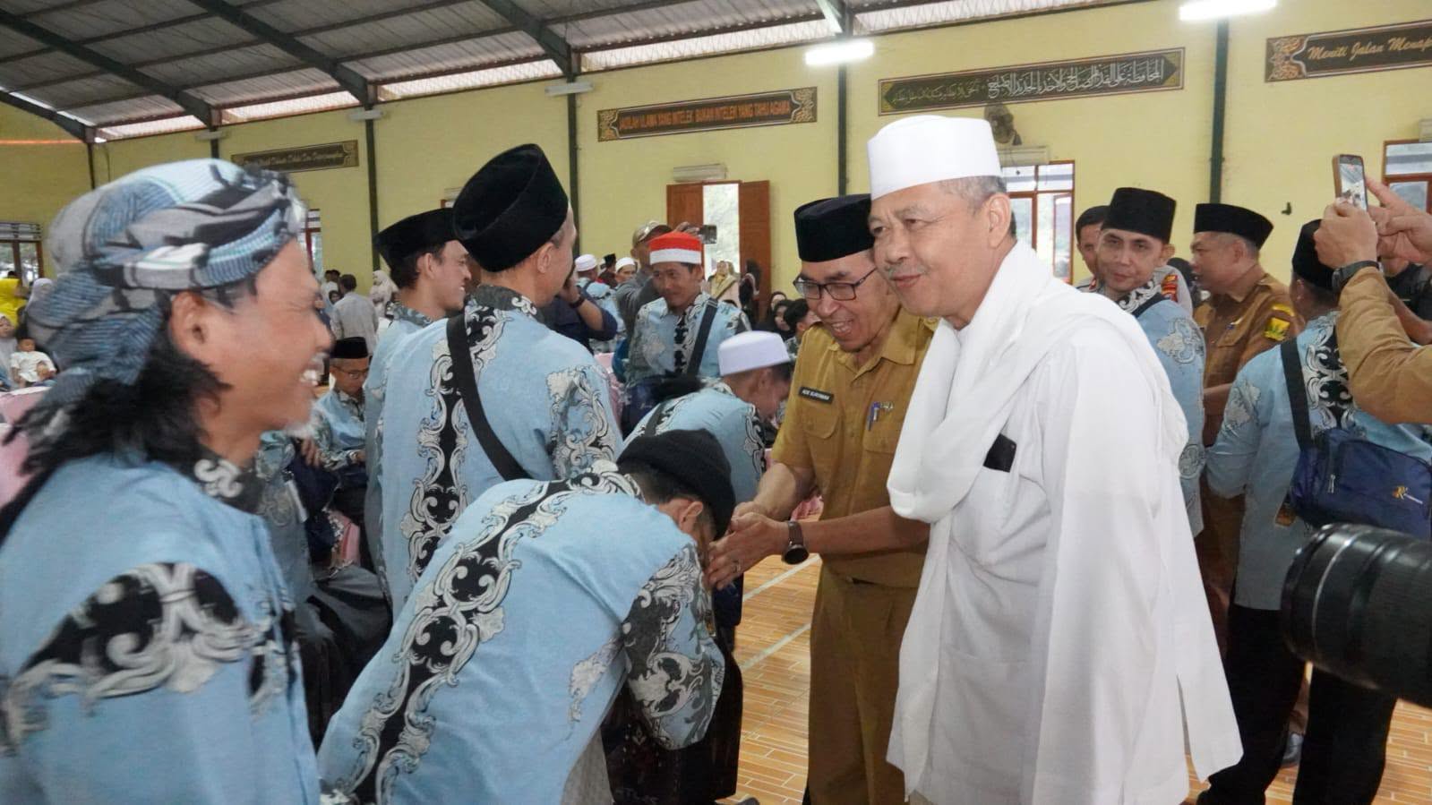 43 jemaah umroh penerima hadiah Program Muhibah Ramadhan Pemerintah Kabupaten Sukabumi di Pondok Pesantren Assalam Putri, Kecamatan Warungkiara, Senin (27/7/2026).