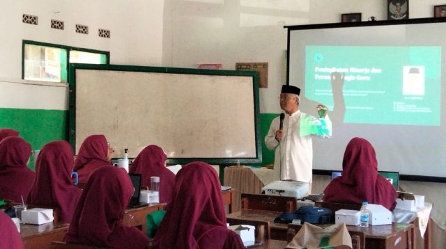 Yayasan Tarbiyatushibyan (YATSHI) Cibolangkaler Cisaat, Kabupaten Sukabumi, menggelar Capacity Building dan Rapat Koordinasi Bidang Pendidikan dengan menghadirkan Pakar Manajemen Pendidikan Islam dan Pengembangan SDM, Dr. H. Asep Deni. Kegiatan ini menekankan pentingnya transformasi ekosistem pendidikan Islam untuk mencetak guru profesional dan generasi unggul yang berkarakter serta berdaya saing global.