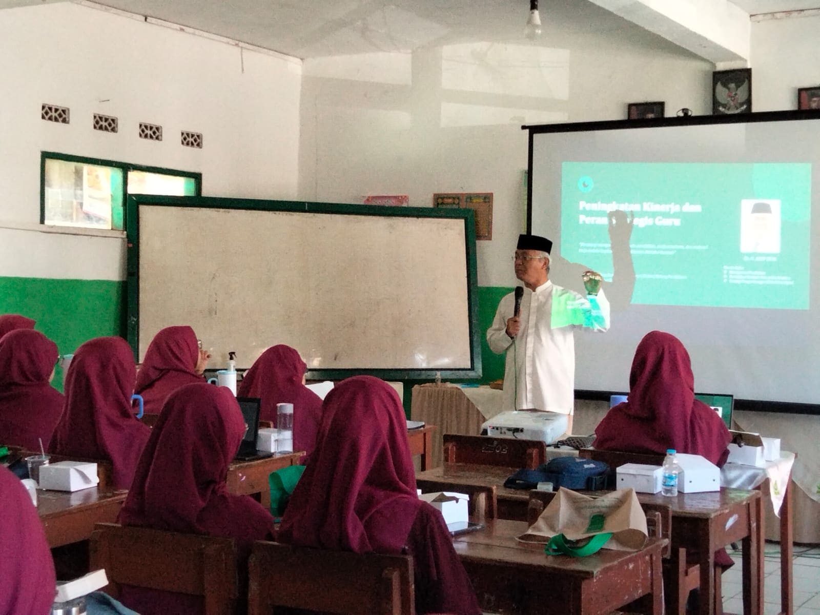 Yayasan Tarbiyatushibyan (YATSHI) Cibolangkaler Cisaat, Kabupaten Sukabumi, menggelar Capacity Building dan Rapat Koordinasi Bidang Pendidikan dengan menghadirkan Pakar Manajemen Pendidikan Islam dan Pengembangan SDM, Dr. H. Asep Deni. Kegiatan ini menekankan pentingnya transformasi ekosistem pendidikan Islam untuk mencetak guru profesional dan generasi unggul yang berkarakter serta berdaya saing global.
