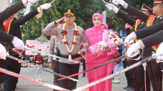 AKBP Benny Cahyadi resmi menjabat Kapolres Sukabumi menggantikan AKBP Samian. Dalam prosesi serah terima jabatan, AKBP Samian berpamitan dan menyampaikan permohonan maaf usai hampir dua tahun mengabdi.