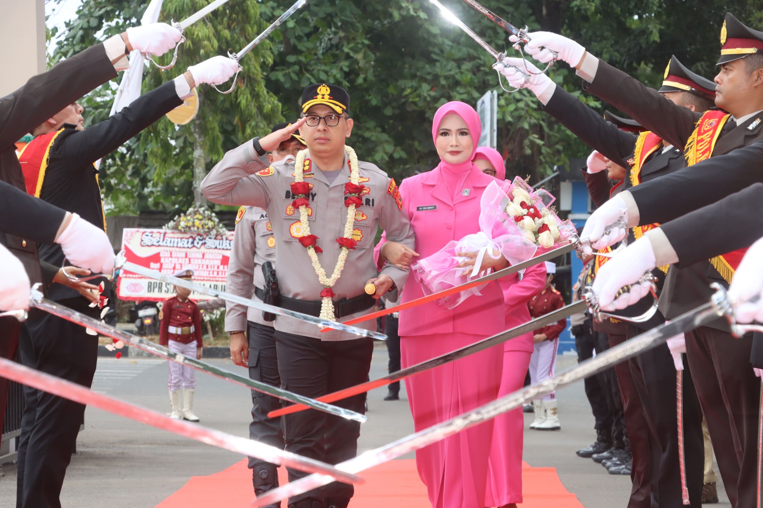 AKBP Benny Cahyadi resmi menjabat Kapolres Sukabumi menggantikan AKBP Samian. Dalam prosesi serah terima jabatan, AKBP Samian berpamitan dan menyampaikan permohonan maaf usai hampir dua tahun mengabdi.