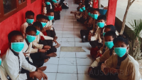 Abu vulkanik Gunung Anak Krakatau menyebar, Disdik Kabupaten Sukabumi menginstruksikan seluruh siswa SD dan SMP sederajat memakai masker untuk mencegah paparan abu vulkanik.