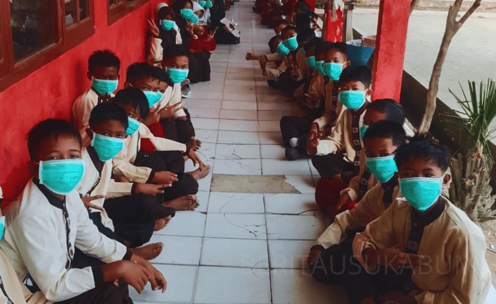 Abu vulkanik Gunung Anak Krakatau menyebar, Disdik Kabupaten Sukabumi menginstruksikan seluruh siswa SD dan SMP sederajat memakai masker untuk mencegah paparan abu vulkanik.