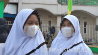 Abu vulkanik Gunung Anak Krakatau berdampak hingga Sukabumi. Dinkes meminta warga waspada, memakai masker, dan puskesmas bergerak melindungi masyarakat.