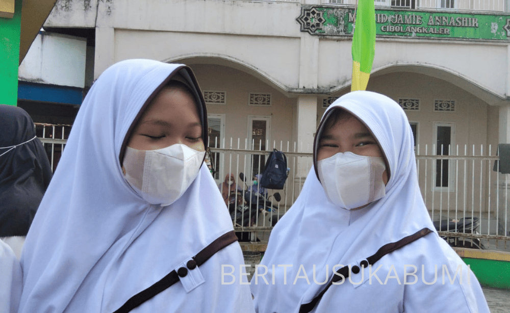 Abu vulkanik Gunung Anak Krakatau berdampak hingga Sukabumi. Dinkes meminta warga waspada, memakai masker, dan puskesmas bergerak melindungi masyarakat.