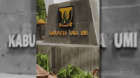 Beberapa huruf pada tugu terlepas atau rusak, sementara tanaman hias di sekitarnya tampak kurang segar (sumber:ist)