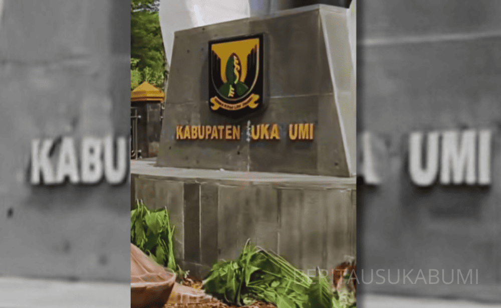 Beberapa huruf pada tugu terlepas atau rusak, sementara tanaman hias di sekitarnya tampak kurang segar (sumber:ist)
