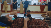 Janda warga Cibolangkaler, Sukabumi, Eroh Rohbiah tak bisa berjalan karena sakit. Warga patungan melunasi tunggakan BPJS dan bantu pengobatan.