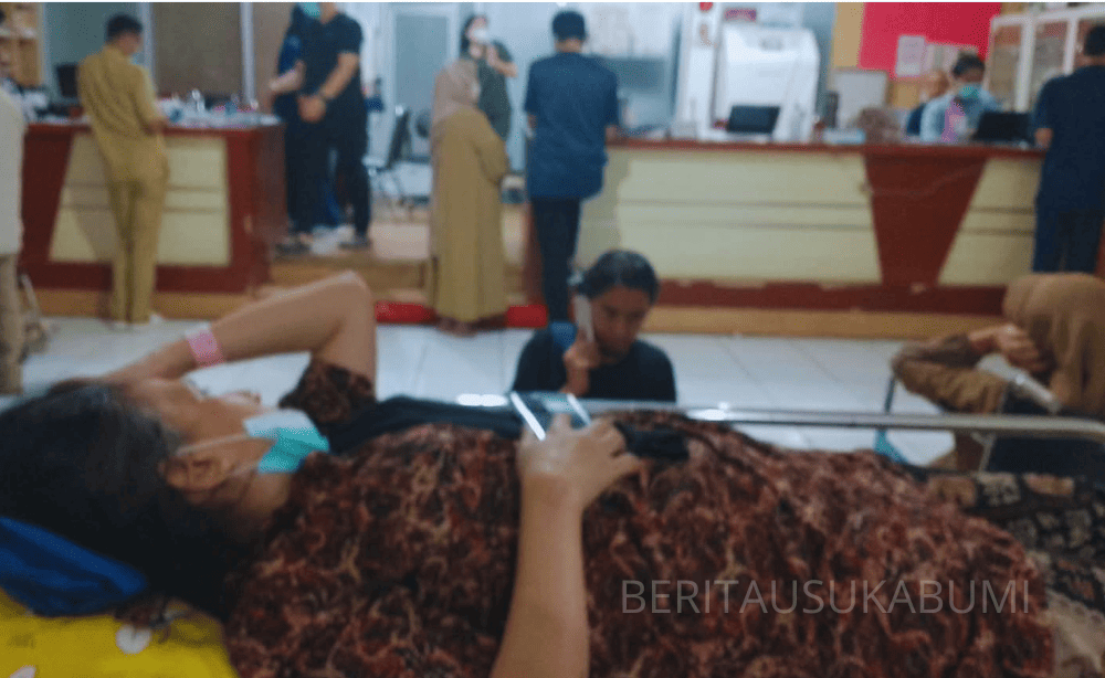 Janda warga Cibolangkaler, Sukabumi, Eroh Rohbiah tak bisa berjalan karena sakit. Warga patungan melunasi tunggakan BPJS dan bantu pengobatan.