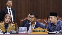 Ketua Bawaslu RI Rahmat Bagja dalam persidangan menyampaikan bahwa selama tahapan Pemilu 2024 tidak terdapat laporan maupun temuan dugaan pelanggaran administratif atau tindak pidana pemilu yang berkaitan dengan syarat pendidikan Gibran sebagai calon wakil presiden.