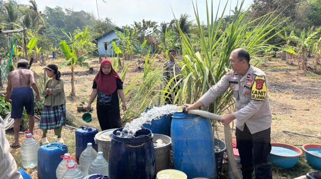 Polres Sukabumi melalui Satuan Samapta menyalurkan bantuan air bersih kepada masyarakat, Senin (31/8/2026).