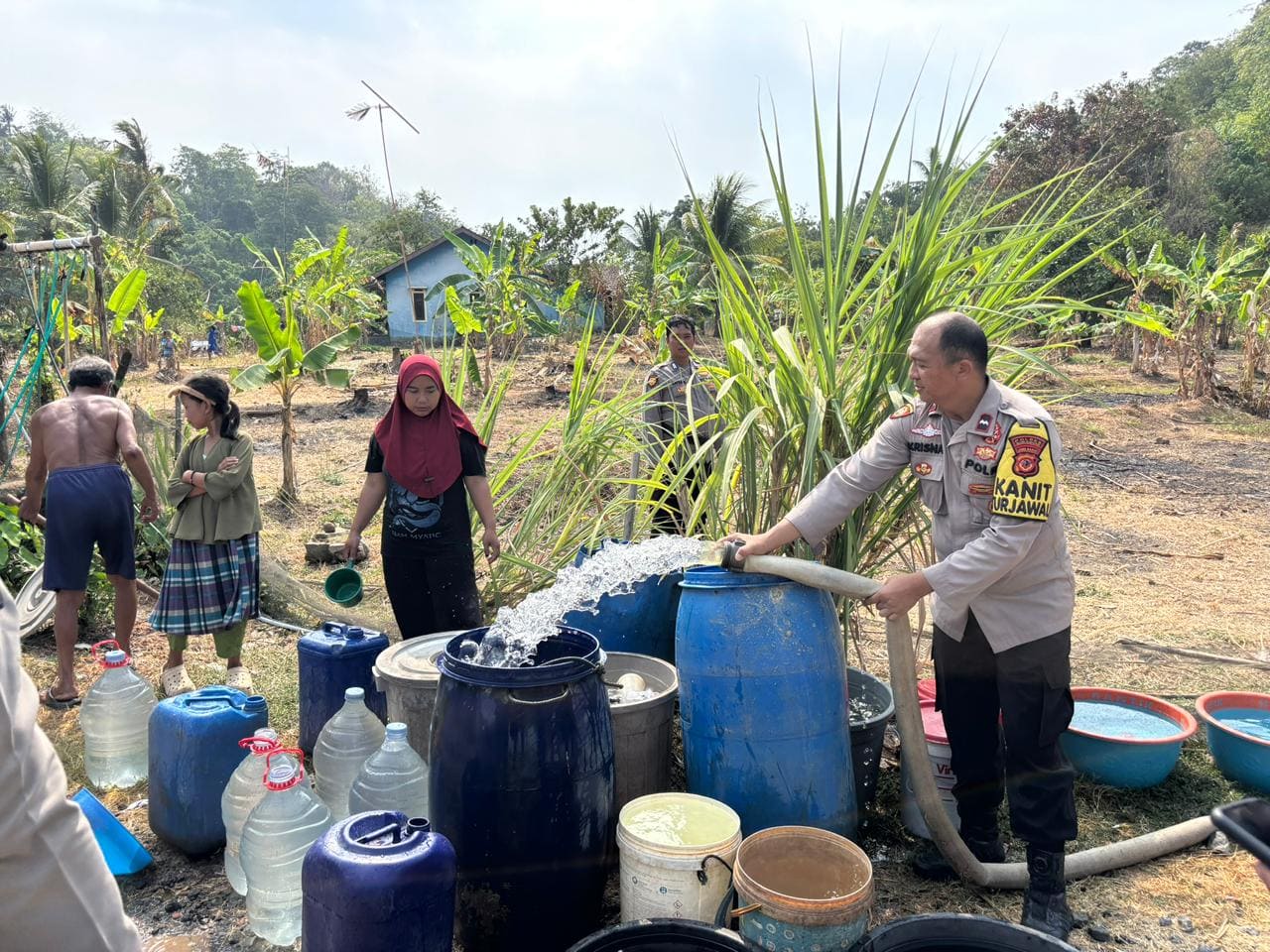 Polres Sukabumi melalui Satuan Samapta menyalurkan bantuan air bersih kepada masyarakat, Senin (31/8/2026).