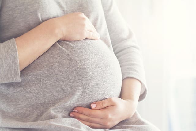 Menkes Budi Gunadi Sadikin mengungkap angka kematian ibu dan anak di Jawa Barat masih tinggi. Infeksi dan kebersihan rumah sakit menjadi sorotan.