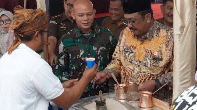 Bupati Sukabumi Asep Japar ingin mengembalikan kejayaan kopi Sukabumi sebagai “black gold”. Pemkab dorong petani, IKM dan optimalisasi lahan perkebunan kopi.