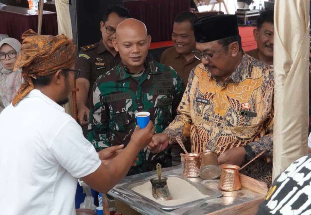 Bupati Sukabumi Asep Japar ingin mengembalikan kejayaan kopi Sukabumi sebagai “black gold”. Pemkab dorong petani, IKM dan optimalisasi lahan perkebunan kopi.