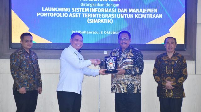 KPK menyerahkan aset tanah dan bangunan senilai hampir Rp1,94 miliar kepada Pemkab Sukabumi. Aset rampasan korupsi itu diharapkan mendukung pembangunan daerah.