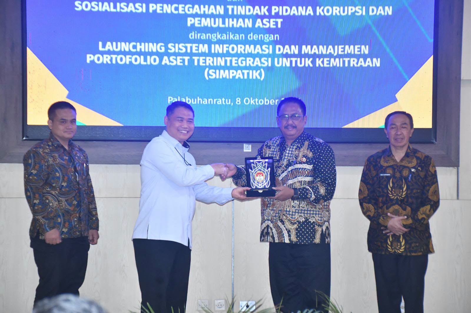 KPK menyerahkan aset tanah dan bangunan senilai hampir Rp1,94 miliar kepada Pemkab Sukabumi. Aset rampasan korupsi itu diharapkan mendukung pembangunan daerah.